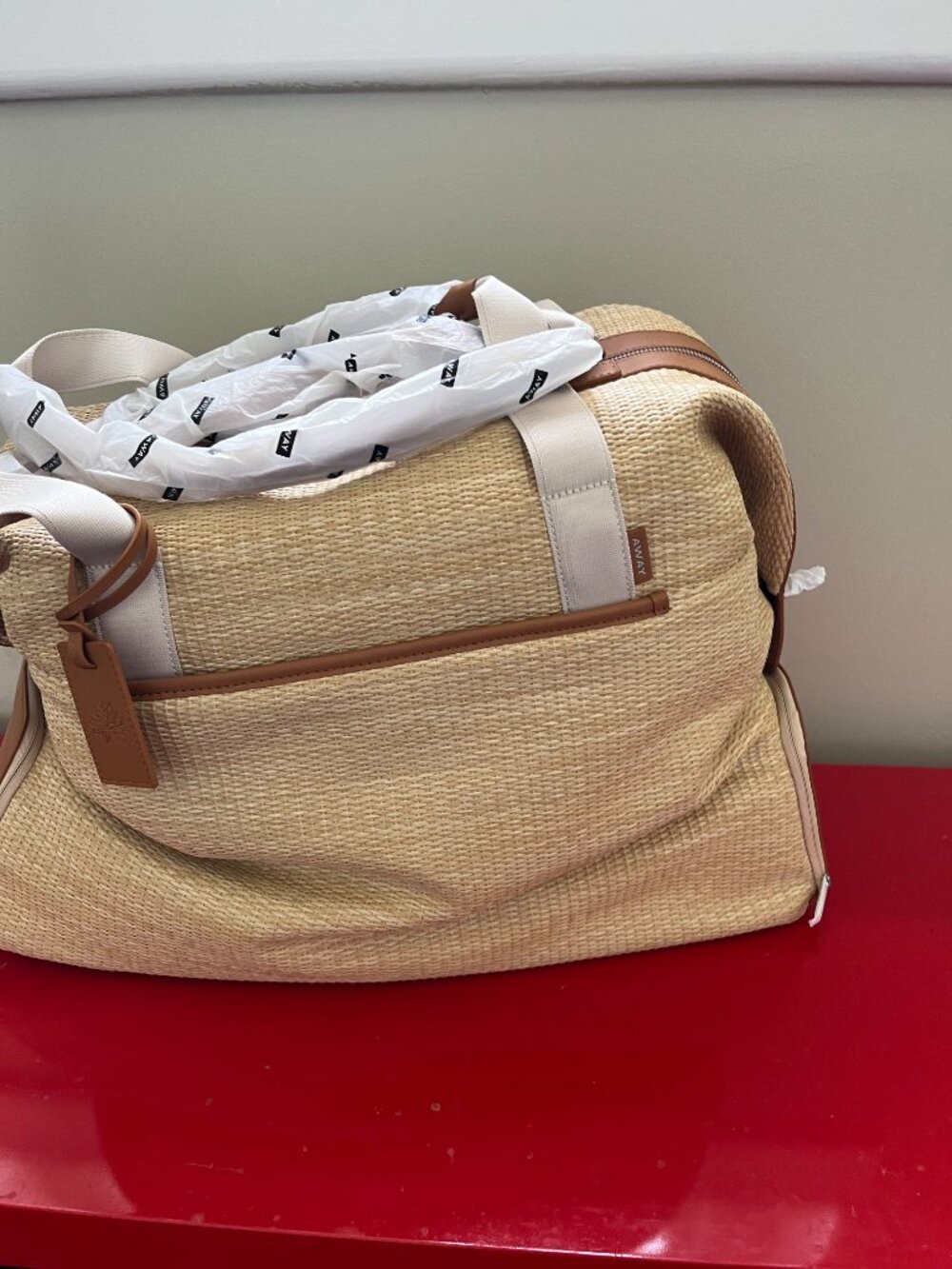 BNWT AWAY x white lotus weekender - Picture 4 of 4